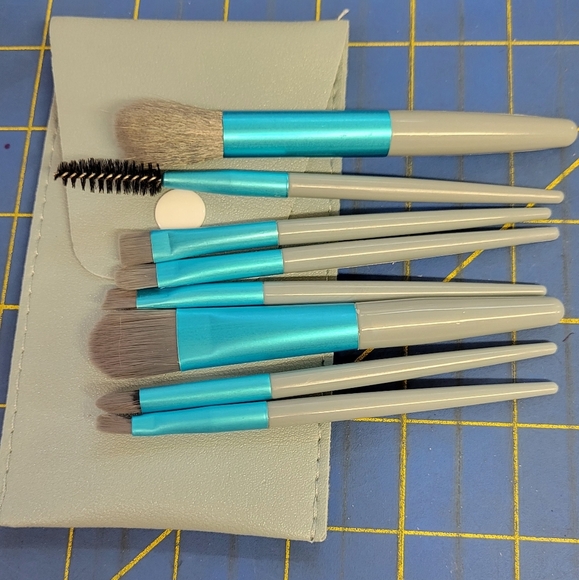 Blue Makeup Brush Set pf 8 with Case New - Picture 1 of 6